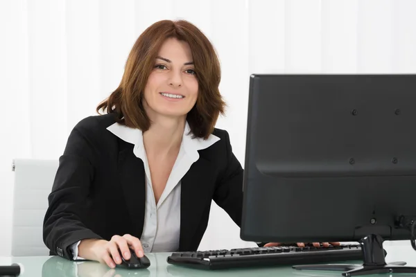 Geschäftsfrau arbeitet am Computer — Stockfoto