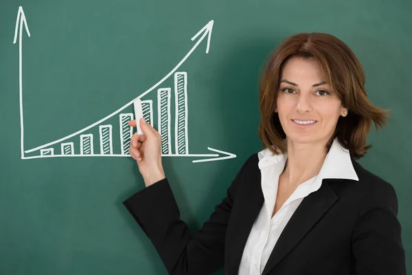 Profesora feliz sosteniendo tiza — Foto de Stock