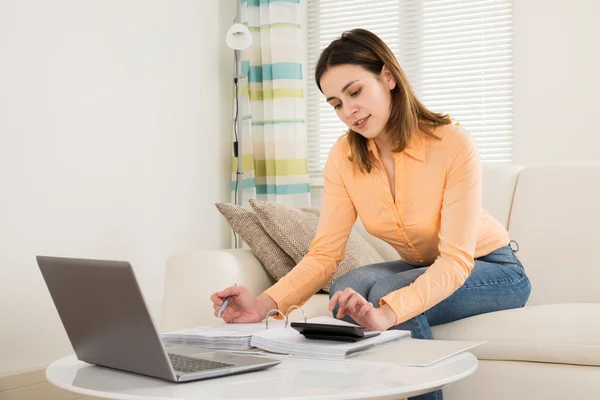 Vrouw berekenen facturen In haar kamer — Stockfoto