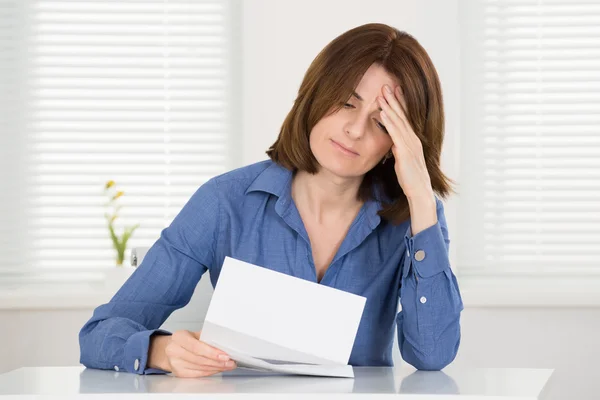 Mujer triste leyendo documento —  Fotos de Stock