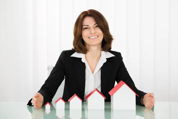 Businesswoman modelos de casa de protección — Foto de Stock