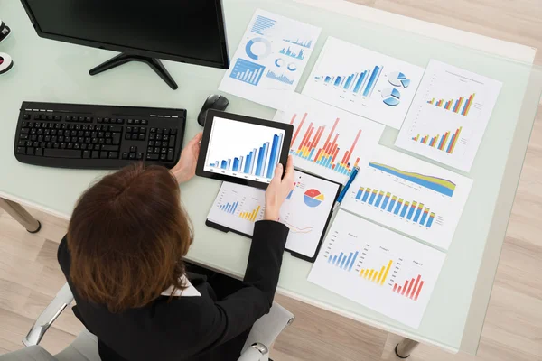 Geschäftsfrau arbeitet an digitalem Tablet — Stockfoto