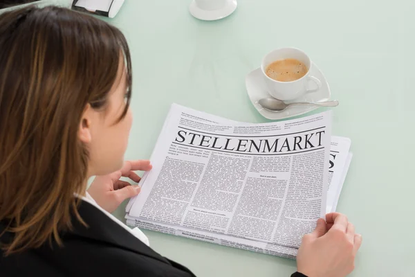 Affärskvinna läsa tidningen — Stockfoto