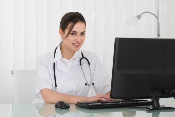 Médico femenino trabajando —  Fotos de Stock