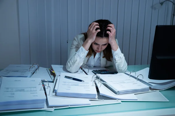 Jovem empresária stressada — Fotografia de Stock