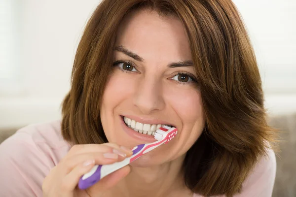 Mujer sonriente con cepillo de dientes —  Fotos de Stock