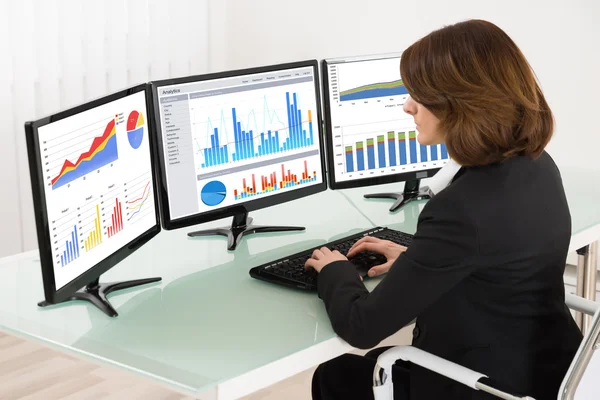 Businesswoman Working With Graphs — Stock Photo, Image