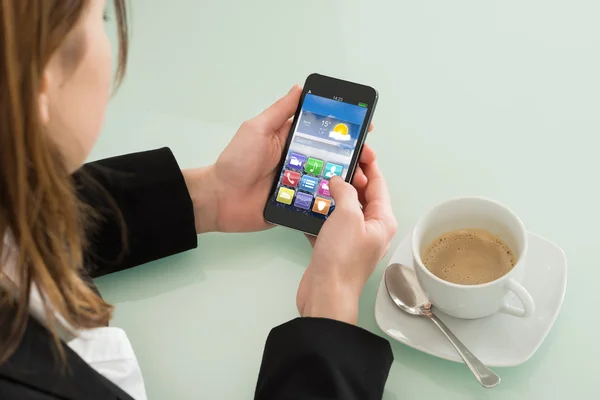 Junge Geschäftsfrau mit Smartphone — Stockfoto