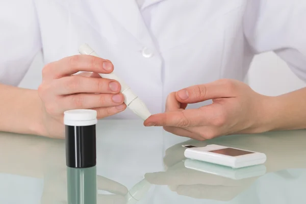 Female Hand Checking Blood Sugar — Stock Photo, Image