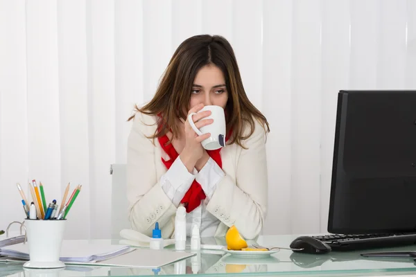 お茶を飲む女性実業家 — ストック写真