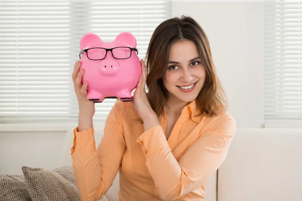 Mulher segurando piggybank — Fotografia de Stock