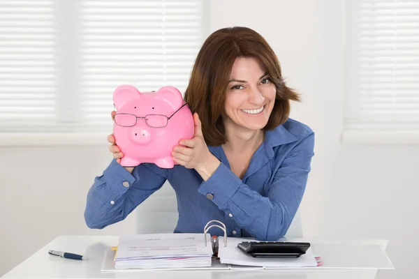 Empresária Holding Piggybank — Fotografia de Stock