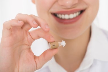 İşitme cihazı tutan