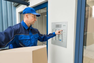 Intercom tuşuna basarak teslimatçı