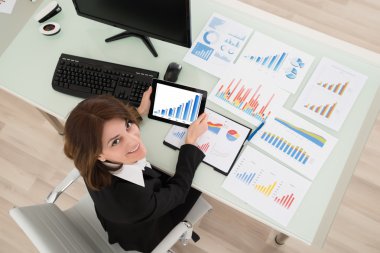 Dijital tablet üzerinde çalışan iş kadını