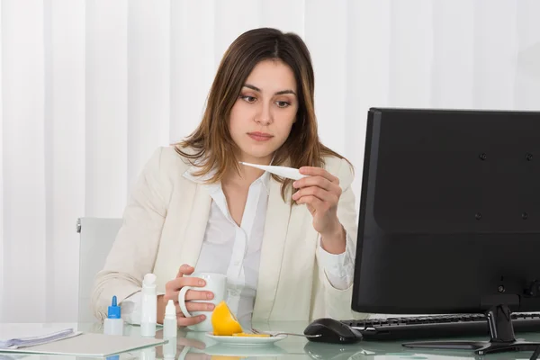 Mujer de negocios que sufre de fiebre — Foto de Stock