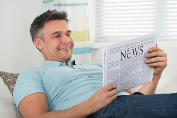 Homem lendo jornal — Fotografia de Stock