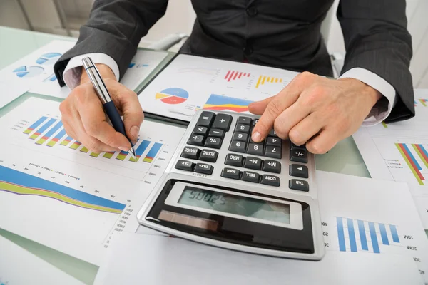 Businessman Analyzing Graph — Stock Photo, Image