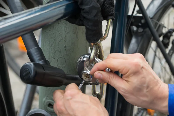 Om fastställande av låsa av cykel — Stockfoto