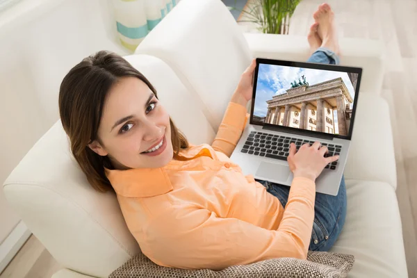 Junge Frau mit Laptop — Stockfoto