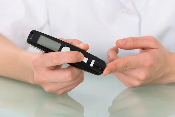 Patient Checking Blood Sugar Level — Stock Photo, Image