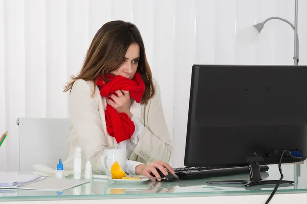 Kranke Geschäftsfrau arbeitet — Stockfoto