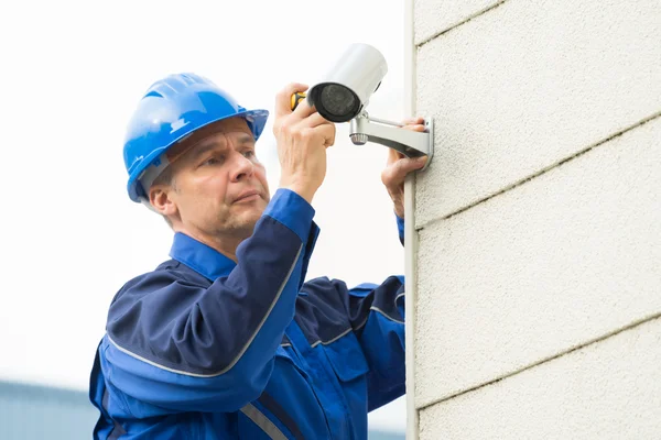 Técnico de fixação de câmera cctv — Fotografia de Stock