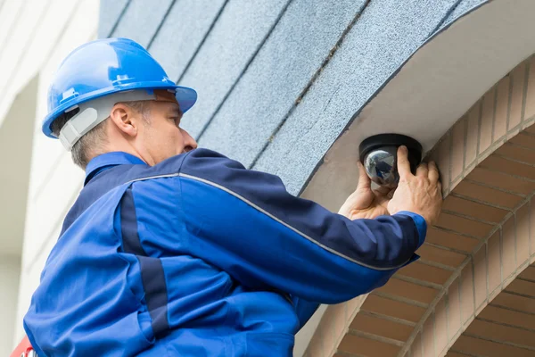 Techniker installiert Kamera — Stockfoto