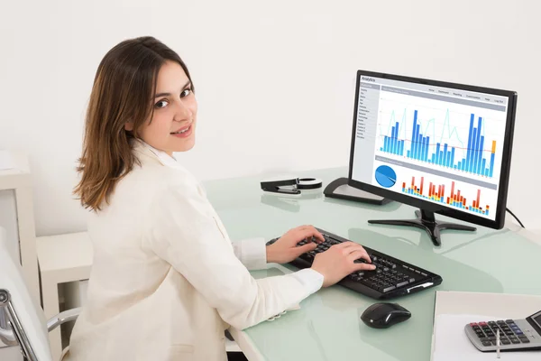 Kvinnan analysera finansiella diagram — Stockfoto