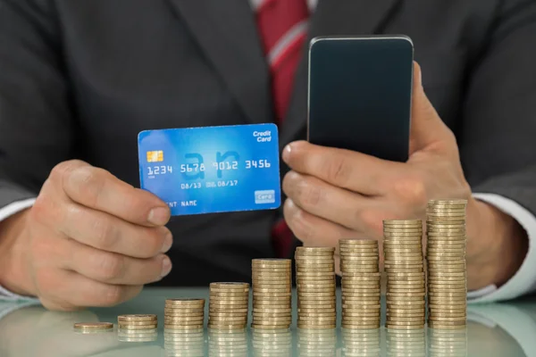 Hombre de negocios con tarjeta de crédito — Foto de Stock