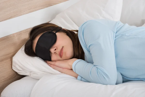 Mujer durmiendo con eyemask — Foto de Stock