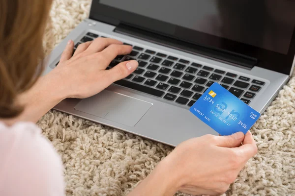 Frau kauft online am Laptop mit EC-Karte ein — Stockfoto