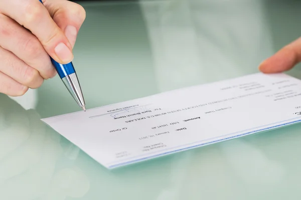 Zakenvrouw Hand ondertekening Cheque — Stockfoto