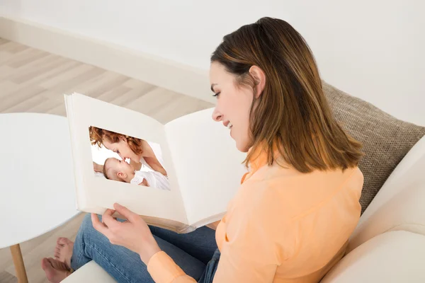 Mujer mirando álbum de fotos — Foto de Stock