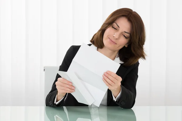 Бизнесмен, держащая конверт с письмом — стоковое фото