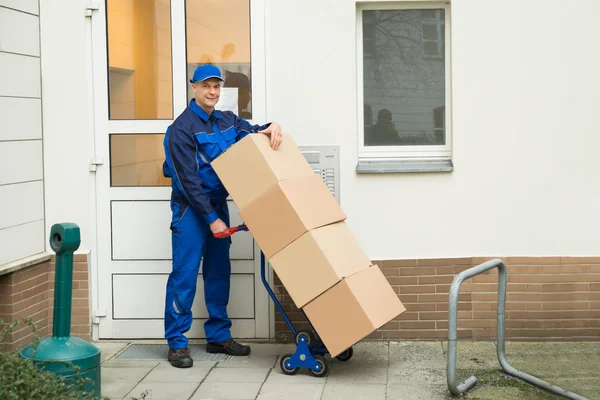 Homem de entrega segurando caixas — Fotografia de Stock