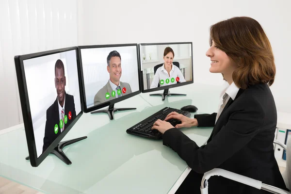 Zakenvrouw video-conferencing — Stockfoto