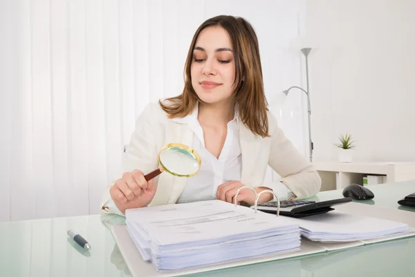 Mulher de negócios verificando Bill — Fotografia de Stock