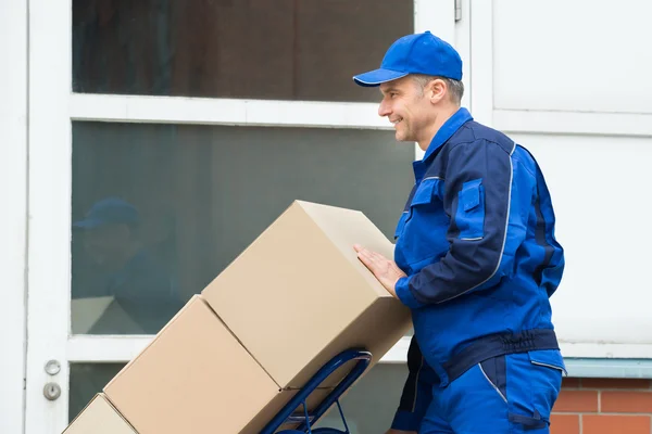 Dodání muž s boxy — Stock fotografie