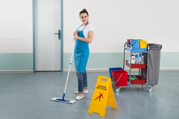 Corredor de Janitor Mopping — Fotografia de Stock