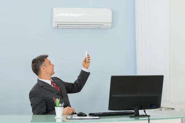 Empresario usando aire acondicionado —  Fotos de Stock