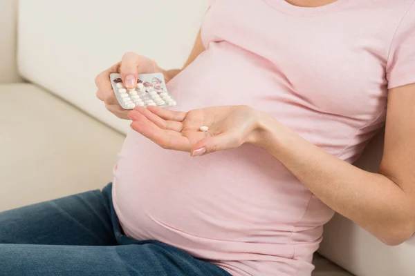 Vrouwelijke leraar bedrijf krijt — Stockfoto