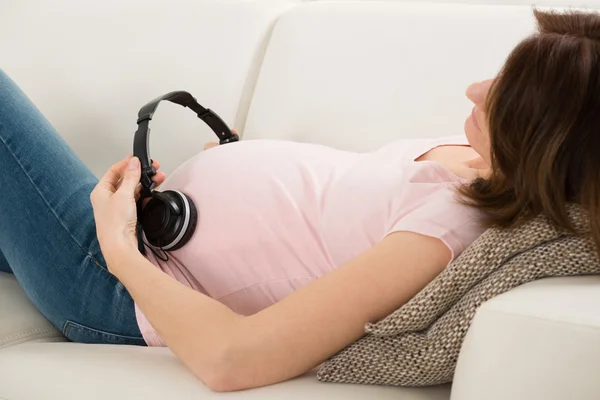 Insegnante femminile che tiene gesso — Foto Stock