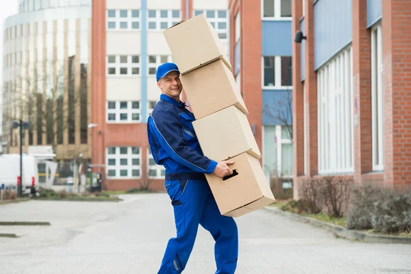 Uomo che trasporta scatole di cartone — Foto Stock