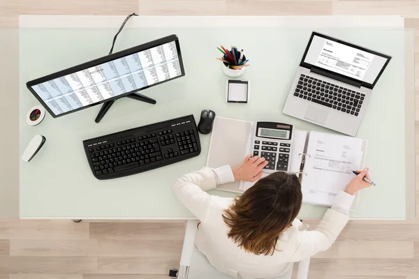 Mujer Calculando Impuesto — Foto de Stock