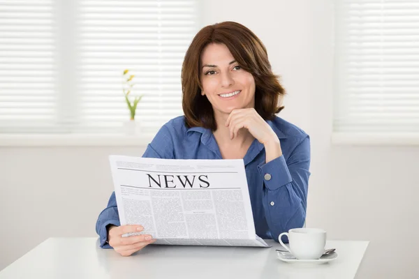 Woman Reading Newspaper — Stock Photo, Image