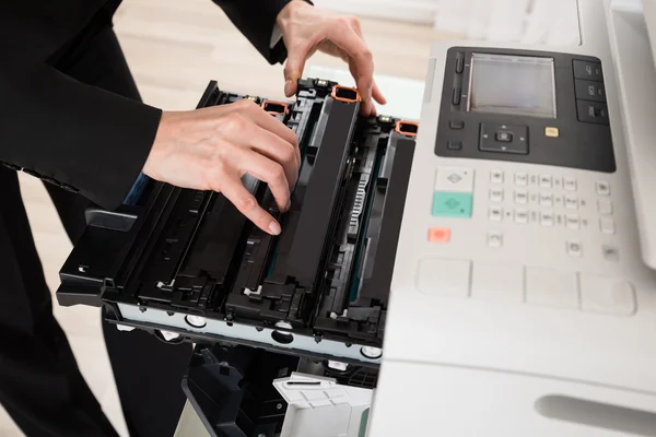 Machine de copie de réparation de mains de femme d'affaires — Photo
