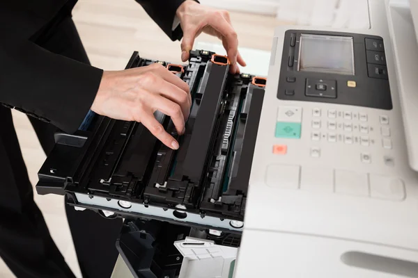 Zakenvrouw handen vaststelling van de kopieermachine — Stockfoto