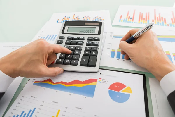 Homem de negócios analisando gráfico — Fotografia de Stock