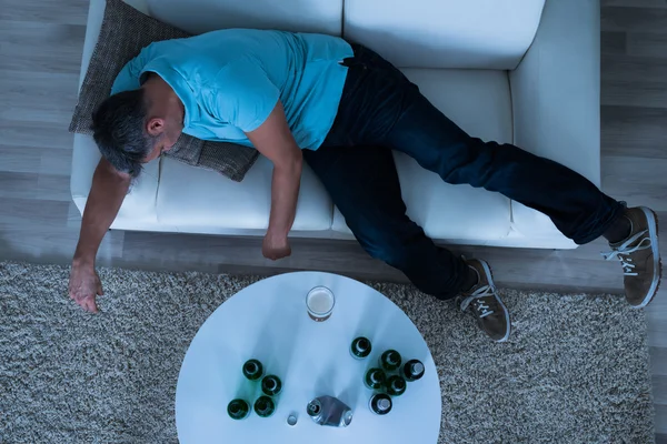 Hombre tomando una siesta en el sofá — Foto de Stock